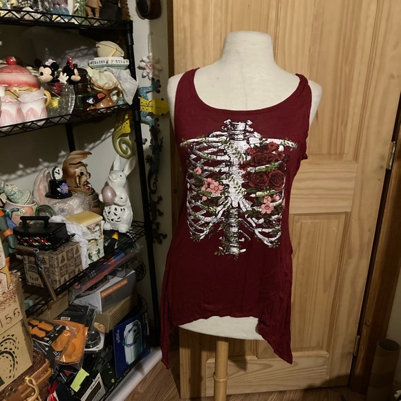 Hot Topic Tops - Hot Topic burgundy tank top